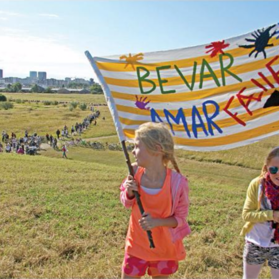 Børn med banner "Bevar amager fælled"