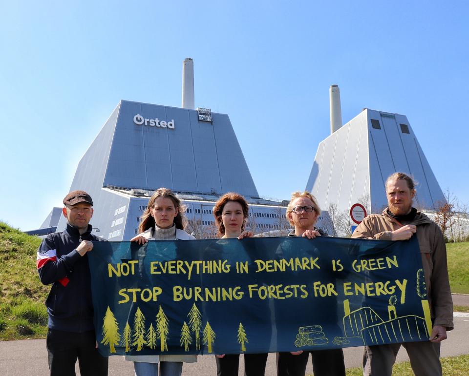 NOAH activists in fronto Avedøreværket