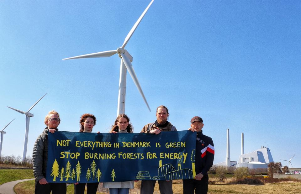 NOAH activists in fronto Avedøreværket