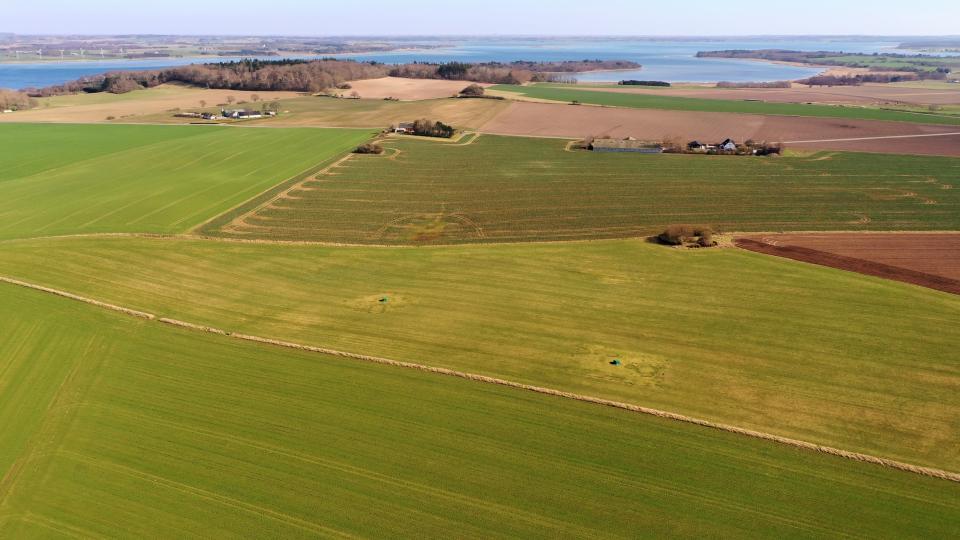 Foto af landmænd der sprøjter gift hen over og rundt om drikkevandsboringer. Foto: Jan Henningsen