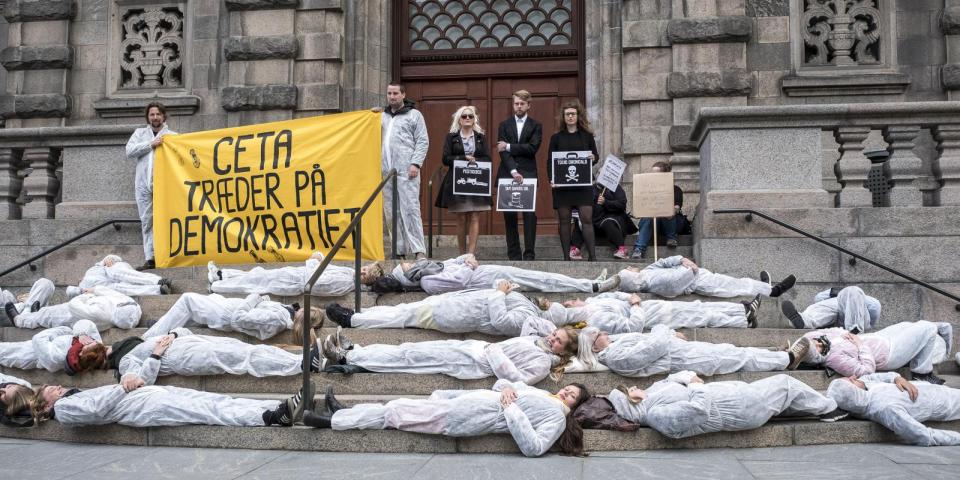 Aktivister på trappen foran Christiansborg