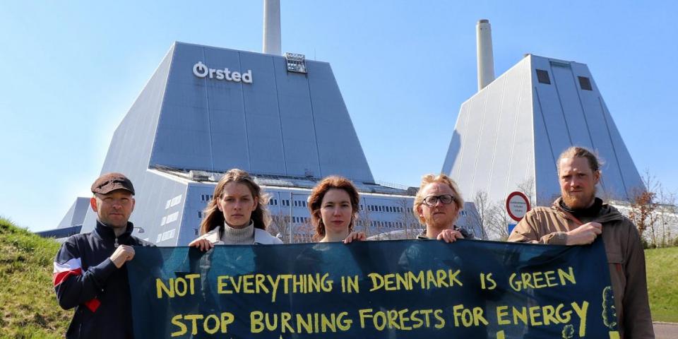 NOAH activists in fronto Avedøreværket. Credits: NOAH NOAH activists in fronto Avedøreværket