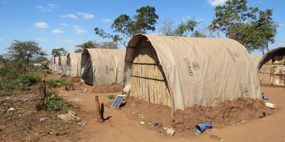 Flytningelejr i det nordlige mozambique, hvor gas udvinding med investeringer fra blandt andet PFA-pension har skabt voldlige uroligheder og sendt mange på flugt. Den historie kan du også læse om i rapporten.Foto: Justica Ambiental Flytningelejr i det nordlige mozambique, hvor gas udvinding med investeringer fra blandt andet PFA-pension har skabt voldlige uroligheder og sendt mange på flugt. Den historie kan du også læse om i rapporten.Foto: Justica Ambiental